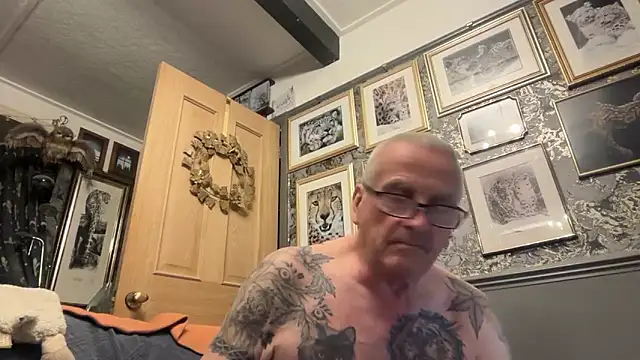 Snapshot of poggles chatting on 03/31/26, 07:14 poggles online show from 03/31/26, 07:14