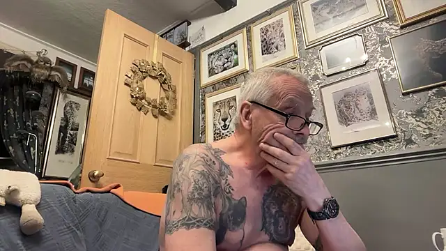 Snapshot of poggles chatting on 04/02/26, 08:17 poggles online show from 04/02/26, 08:17