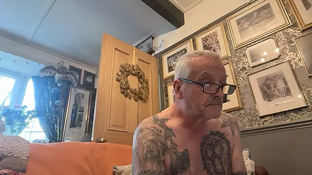 Snapshot of poggles chatting on 04/06/26, 06:25 poggles online show from 04/06/26, 06:25