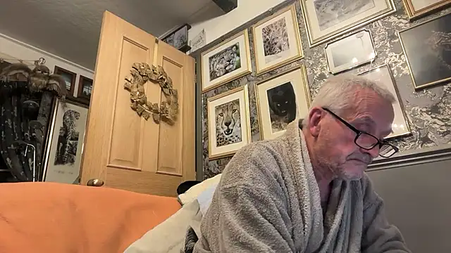 Snapshot of poggles chatting on 04/06/26, 08:43 poggles online show from 04/06/26, 08:43