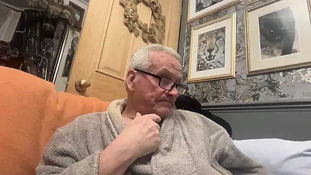 Snapshot of poggles chatting on 04/12/26, 07:52 poggles online show from 04/12/26, 07:52