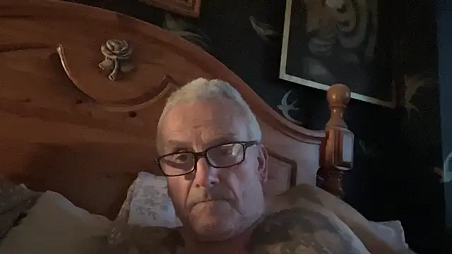 Snapshot of poggles chatting on 04/25/26, 07:33 poggles online show from 04/25/26, 07:33