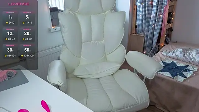 Snapshot of urstripchatgf chatting on 03/05/26, 07:26 urstripchatgf online show from 03/05/26, 07:26