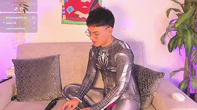 Snapshot of Young_Ben chatting on 11/17/25, 09:09 Young Ben online show from 11/17/25, 09:09