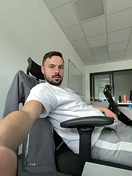 Snapshot of yourdreamboy17 chatting on 04/10/26, 02:44 yourdreamboy17 online show from 04/10/26, 02:44