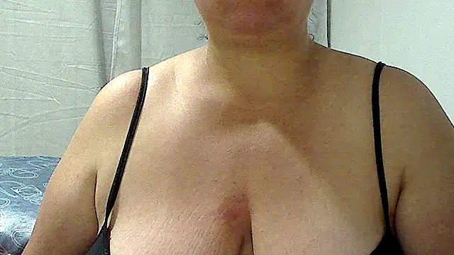 Snapshot of luciana69hot chatting on 10/24/25, 03:08 luciana69hot online show from 10/24/25, 03:08