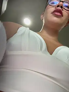 Snapshot of sara_calderon chatting on 05/27/26, 11:29 sara calderon online show from 05/27/26, 11:29