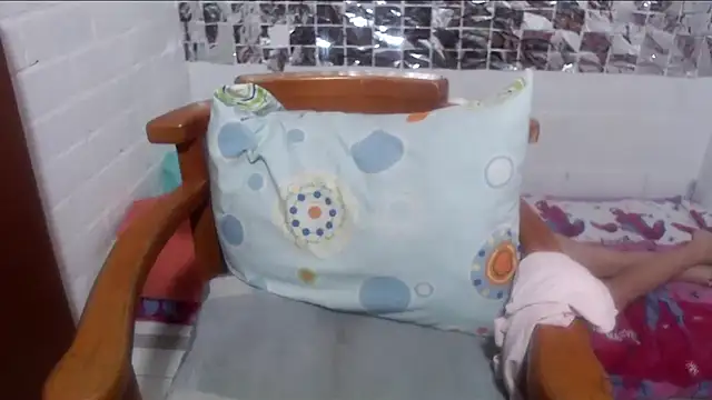 Snapshot of rose-crystal chatting on 12/15/25, 01:15 rose-crystal online show from 12/15/25, 01:15