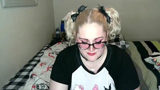 Snapshot of Kinky_Witch chatting on 04/18/26, 04:38 Kinky Witch online show from 04/18/26, 04:38