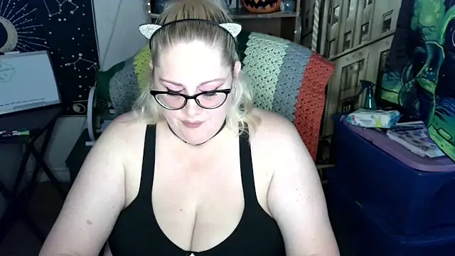 Snapshot of Kinky_Witch chatting on 05/19/26, 04:24 Kinky Witch online show from 05/19/26, 04:24