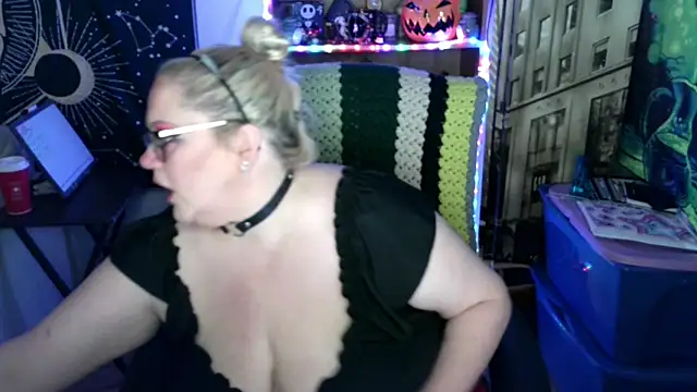 Snapshot of Kinky_Witch chatting on 05/22/26, 05:51 Kinky Witch online show from 05/22/26, 05:51