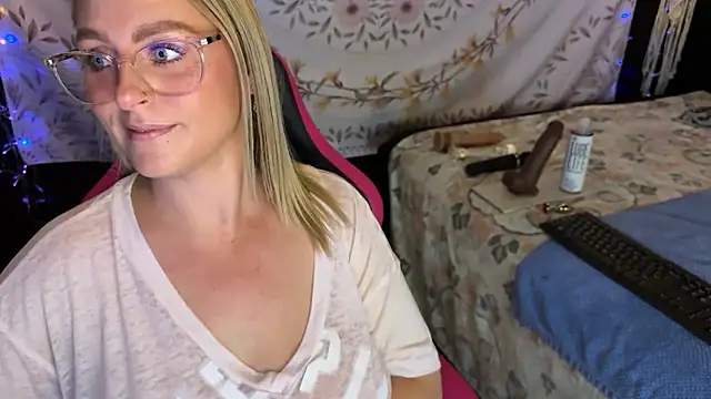 Snapshot of BossMomma0387 chatting on 11/25/25, 04:18 BossMomma0387 online show from 11/25/25, 04:18