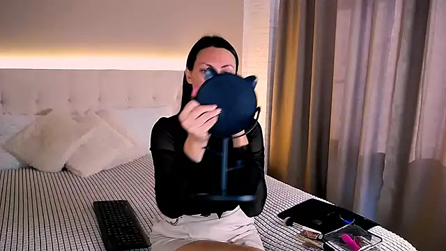 Snapshot of MonikaBelachi chatting on 10/06/25, 04:54 MonikaBelachi online show from 10/06/25, 04:54