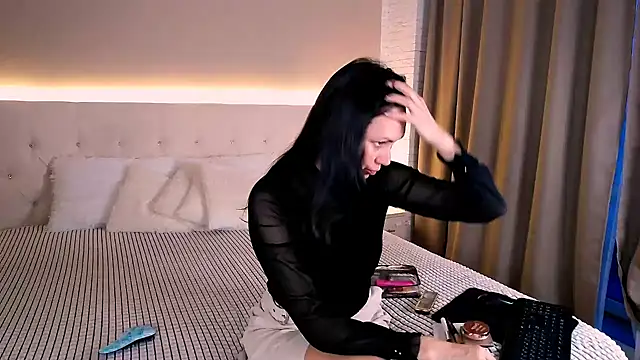 Snapshot of MonikaBelachi chatting on 11/18/25, 04:50 MonikaBelachi online show from 11/18/25, 04:50