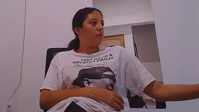 Snapshot of Aria_Arthur chatting on 09/10/25, 12:05 Aria Arthur online show from 09/10/25, 12:05