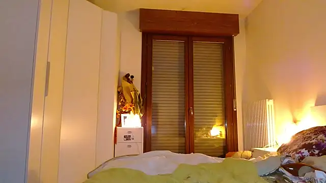 Snapshot of refem9 chatting on 10/25/25, 05:19 refem9 online show from 10/25/25, 05:19