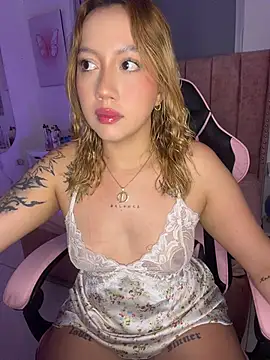 Snapshot of Becca_Johnson_u chatting on 07/15/26, 01:44 Becca Johnson u online show from 07/15/26, 01:44