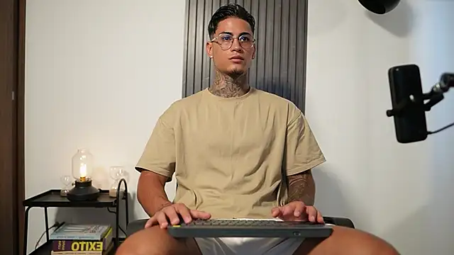 AxelVilla  online show from 10/20/25, 08:53