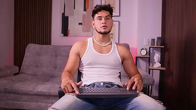 Snapshot of DaviesBrown chatting on 10/28/25, 08:33 DaviesBrown online show from 10/28/25, 08:33