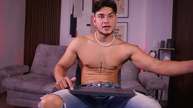 Snapshot of DaviesBrown chatting on 11/01/25, 08:44 DaviesBrown online show from 11/01/25, 08:44