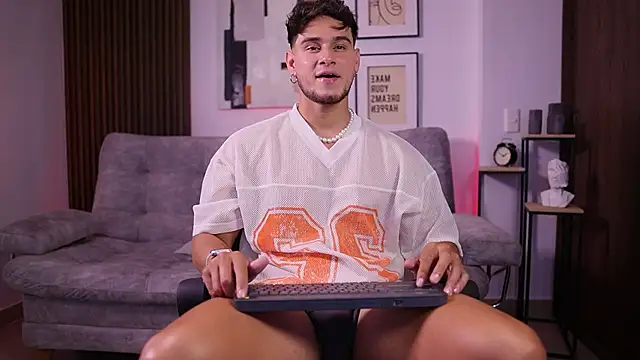 Snapshot of DaviesBrown chatting on 11/14/25, 09:02 DaviesBrown online show from 11/14/25, 09:02