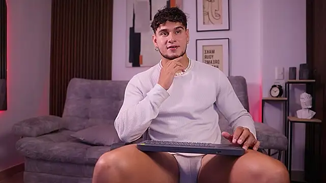 Snapshot of DaviesBrown chatting on 11/24/25, 08:19 DaviesBrown online show from 11/24/25, 08:19