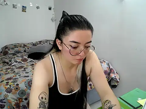 Snapshot of Came-II chatting on 11/19/25, 04:18 Came-II online show from 11/19/25, 04:18