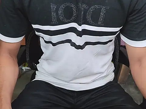 Snapshot of ChiseledCharm chatting on 10/04/25, 02:59 ChiseledCharm online show from 10/04/25, 02:59