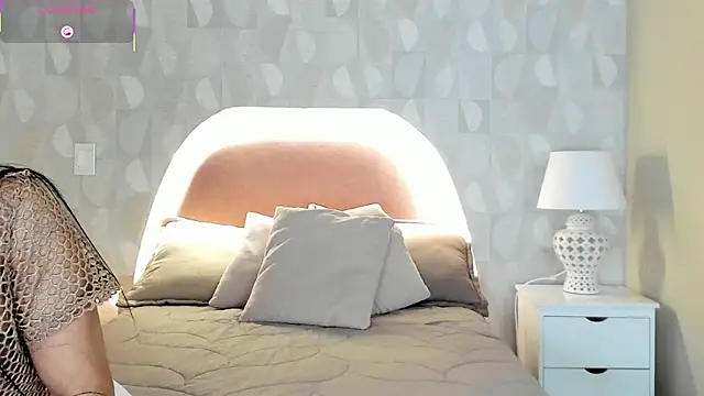 Snapshot of isabella_milf_ chatting on 10/13/25, 07:03 isabella milf  online show from 10/13/25, 07:03