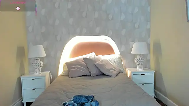 Snapshot of isabella_milf_ chatting on 10/29/25, 07:15 isabella milf  online show from 10/29/25, 07:15