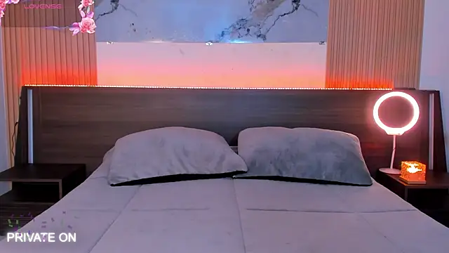 Snapshot of samanthaa_moon chatting on 04/14/26, 01:00 samanthaa moon online show from 04/14/26, 01:00