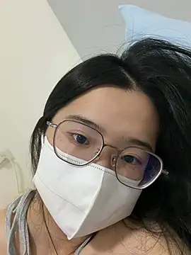 Snapshot of LHeart chatting on 04/15/26, 02:35 LHeart online show from 04/15/26, 02:35