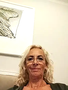 Snapshot of clarabell4 chatting on 09/19/25, 08:42 clarabell4 online show from 09/19/25, 08:42