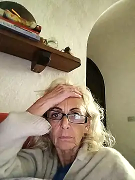 Snapshot of clarabell4 chatting on 10/10/25, 08:30 clarabell4 online show from 10/10/25, 08:30