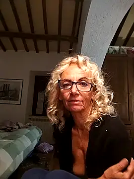 Snapshot of clarabell4 chatting on 10/17/25, 07:05 clarabell4 online show from 10/17/25, 07:05