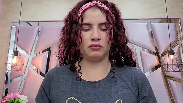 ThaliaCross online show from 04/17/26, 07:50