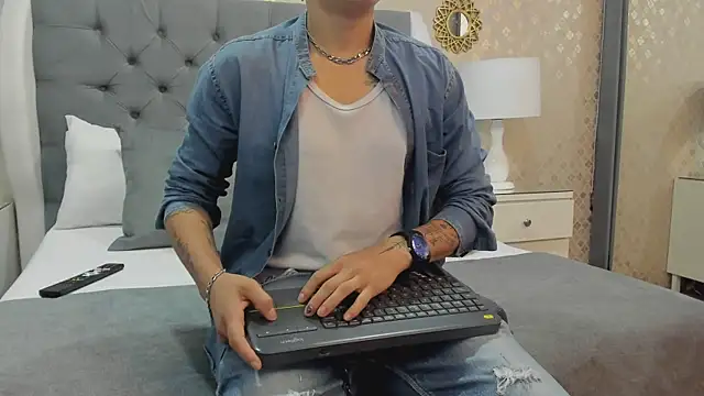 ZoeKrug online show from 09/12/25, 12:16