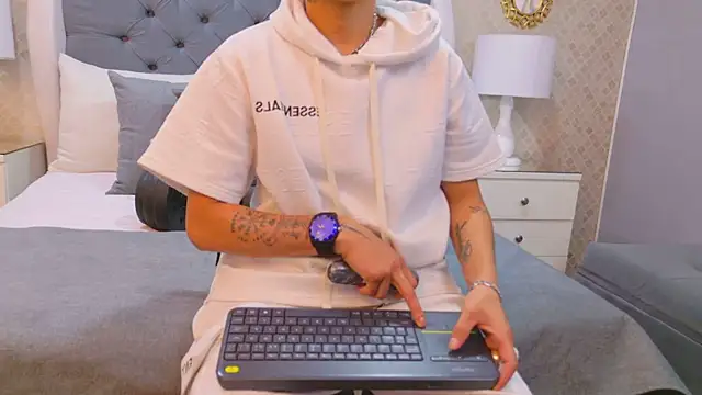 ZoeKrug online show from 10/06/25, 11:40