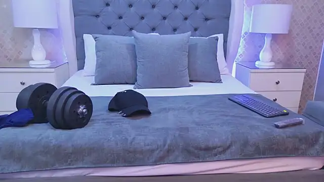 ZoeKrug online show from 12/03/25, 11:41