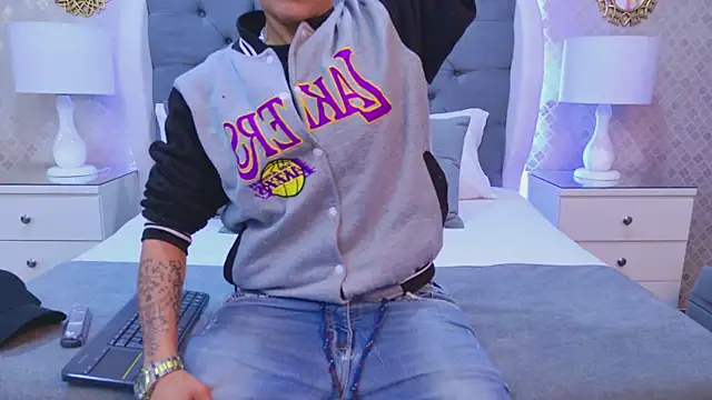 ZoeKrug online show from 12/05/25, 11:41