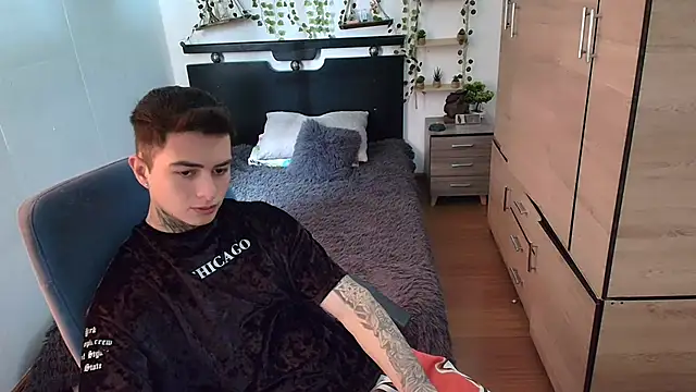 Snapshot of santii_ss chatting on 05/19/26, 02:34 santii ss online show from 05/19/26, 02:34