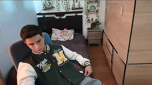 Snapshot of santii_ss chatting on 06/01/26, 04:09 santii ss online show from 06/01/26, 04:09