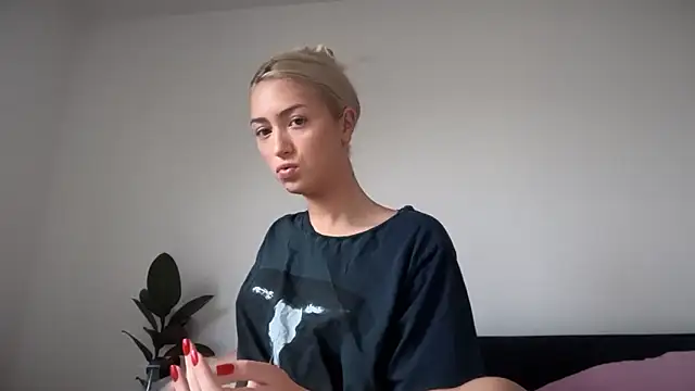 Snapshot of Kitty_Swetty chatting on 10/13/25, 11:43 Kitty Swetty online show from 10/13/25, 11:43