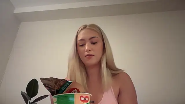 Snapshot of Kitty_Swetty chatting on 12/15/25, 10:58 Kitty Swetty online show from 12/15/25, 10:58