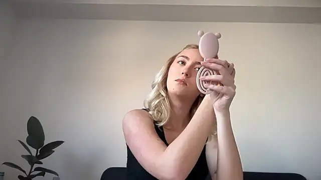 Snapshot of Kitty_Swetty chatting on 03/06/26, 02:02 Kitty Swetty online show from 03/06/26, 02:02