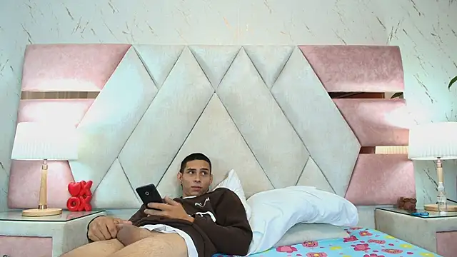 Zoelucas online show from 10/11/25, 11:42