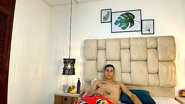 Zoelucas online show from 12/04/25, 12:03