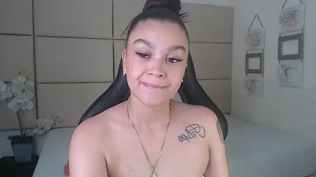 Snapshot of Rossi_Baker chatting on 10/21/25, 04:41 Rossi Baker online show from 10/21/25, 04:41