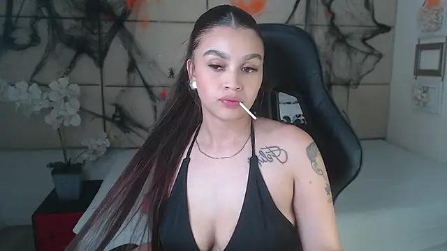 Snapshot of Rossi_Baker chatting on 10/28/25, 04:16 Rossi Baker online show from 10/28/25, 04:16