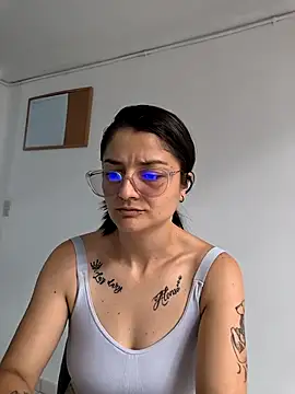 Coralinne   online show from 05/02/26, 04:45